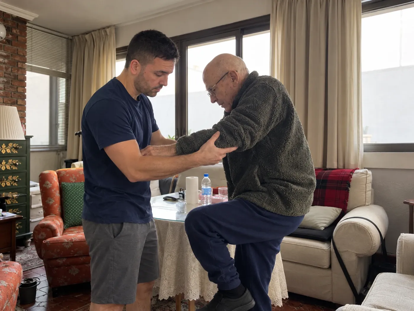 Dani, fisioterapeuta, trabajando con una persona mayor durante una sesión de fisioterapia a domicilio en Lanzarote